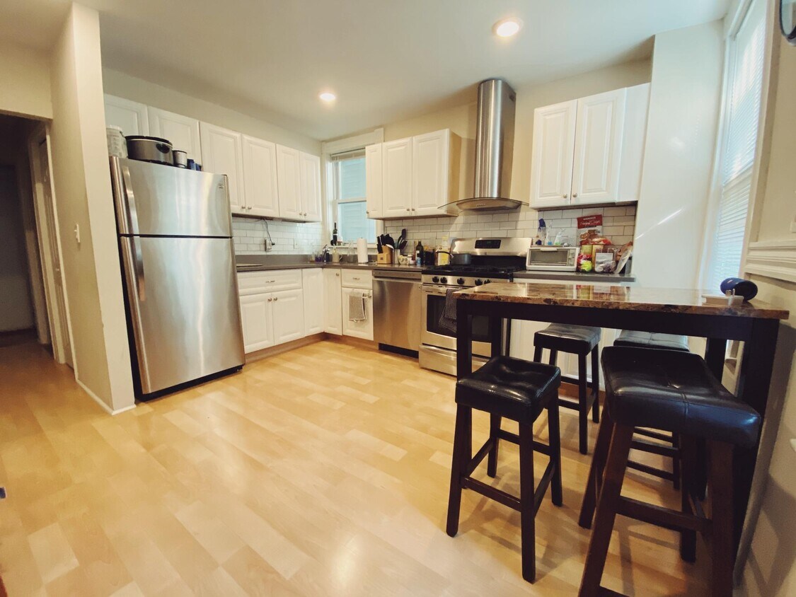 Foto principal - 343 W 4th St