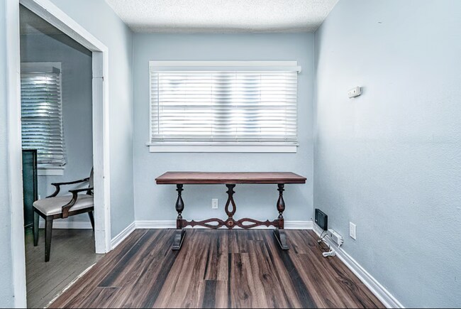 Foto del edificio - 924 W Walnut Ave