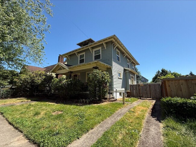 Foto del edificio - Spacious 5 Bedroom Home in N Portland with Hardwood Floors, Huge Basement & Fenced Yard!