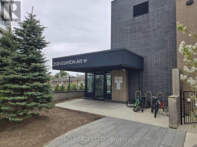 Photo du bâtiment - 2530-2530 Eglinton Ave W
