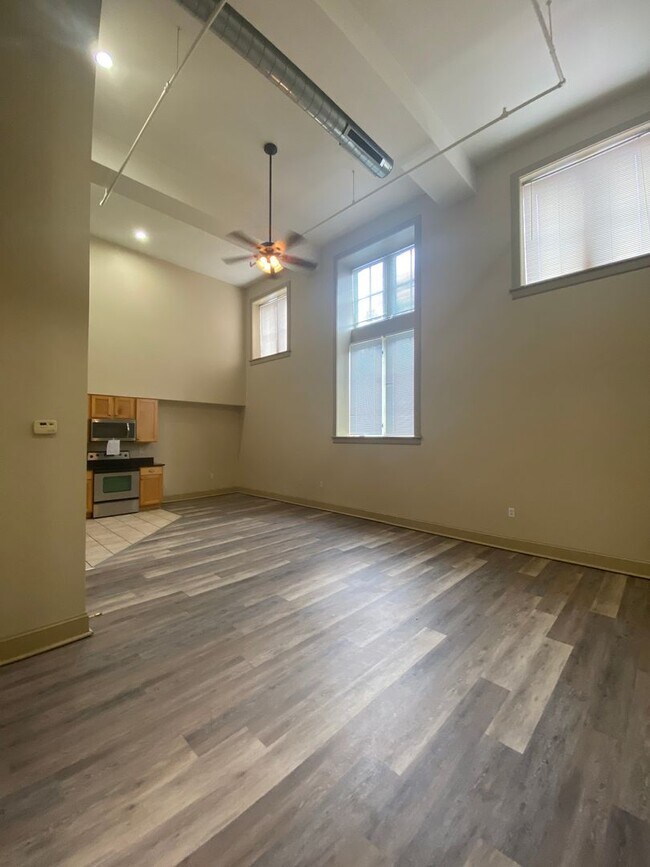 Building Photo - 1517 S Theresa Ave