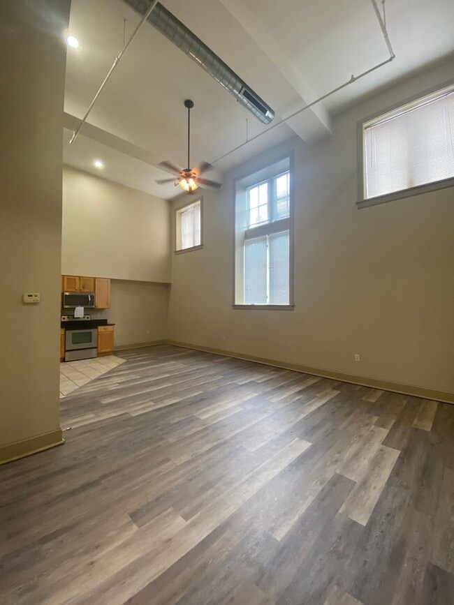 Building Photo - Beautiful 2 Bed 2 Bath loft Apartment W/D ...