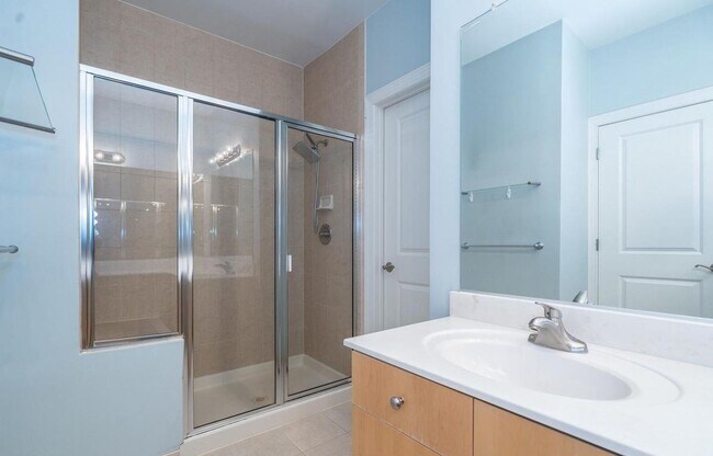 Building Photo - Large Contemporary 2BR 2BA In Columbia Hei...