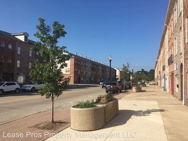 Building Photo - 14191 Lakeside Blvd N