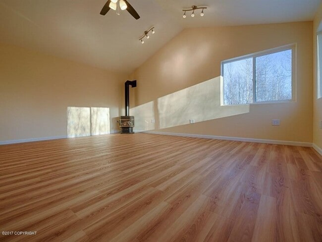 Building Photo - Single Family Home with 1 Bedroom 1 Bathroom