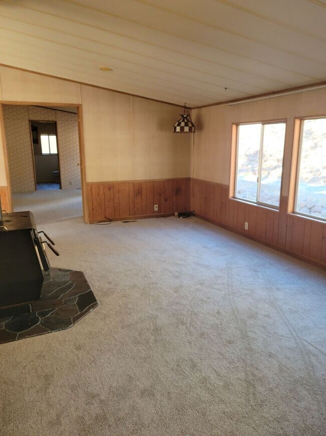 Foto del edificio - Large 3 bedroom, 2 bath on 2 acres. Aprox ...