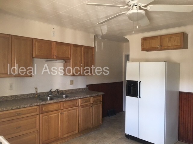 Building Photo - 3 BR, 1.5 Bath 1/2 Double