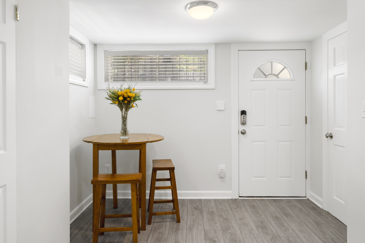 Foto principal - 1009 Webster St NW