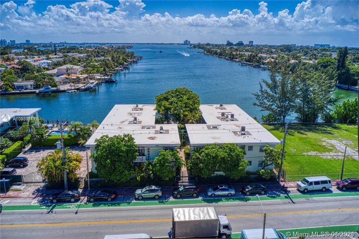 Foto principal - 8620 Byron Ave