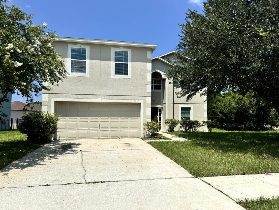 Foto principal - Large 4 Bedroom Home w/ Fresh Paint, New A...