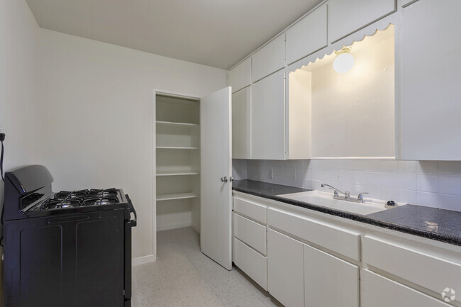 2BR,1BA - 793SF - Kitchen - Pinehurst Apartments