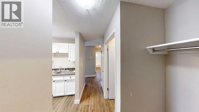 Photo du bâtiment - 10114-10105 105 Ave