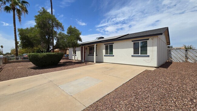 Foto del edificio - 8012 W Highland Ave