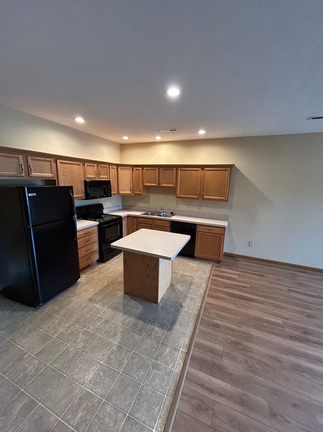 Foto del edificio - Modern & Spacious 2-Bedroom Ranch Condo – ...
