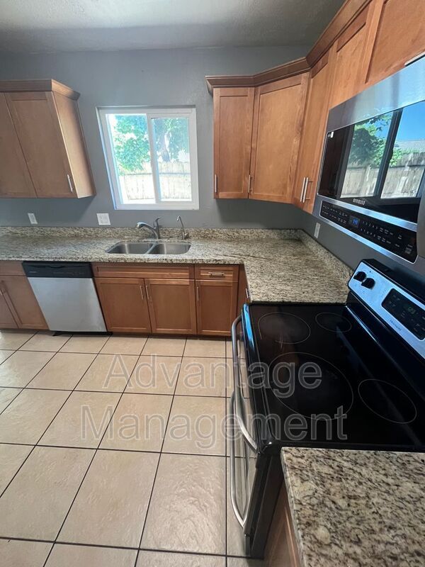 Foto del edificio - 218 W 205 N