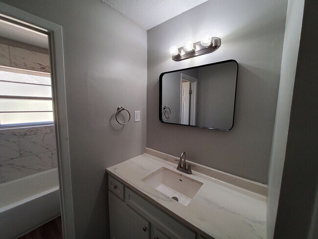 Foto del edificio - 5286 Broken Oak Dr