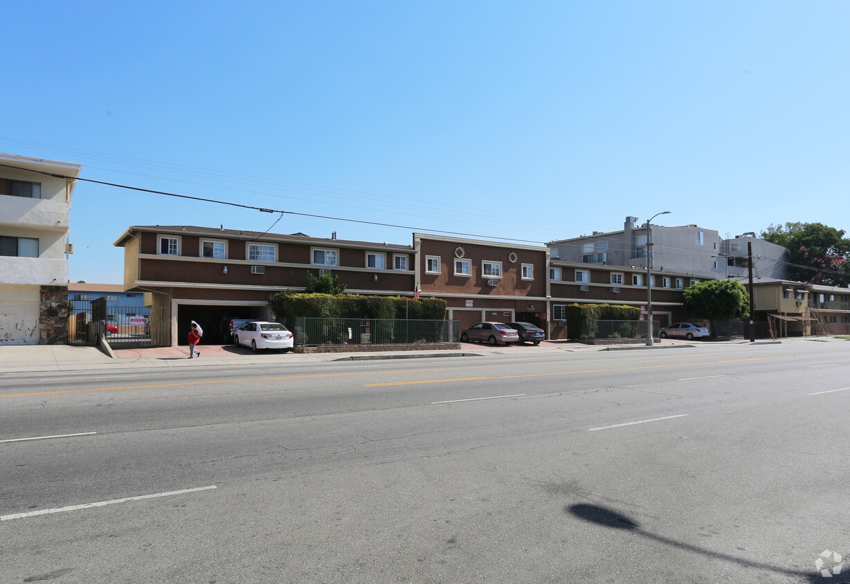 Building - 14735 Roscoe Blvd
