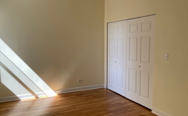 Building Photo - 4548 N Albany Ave