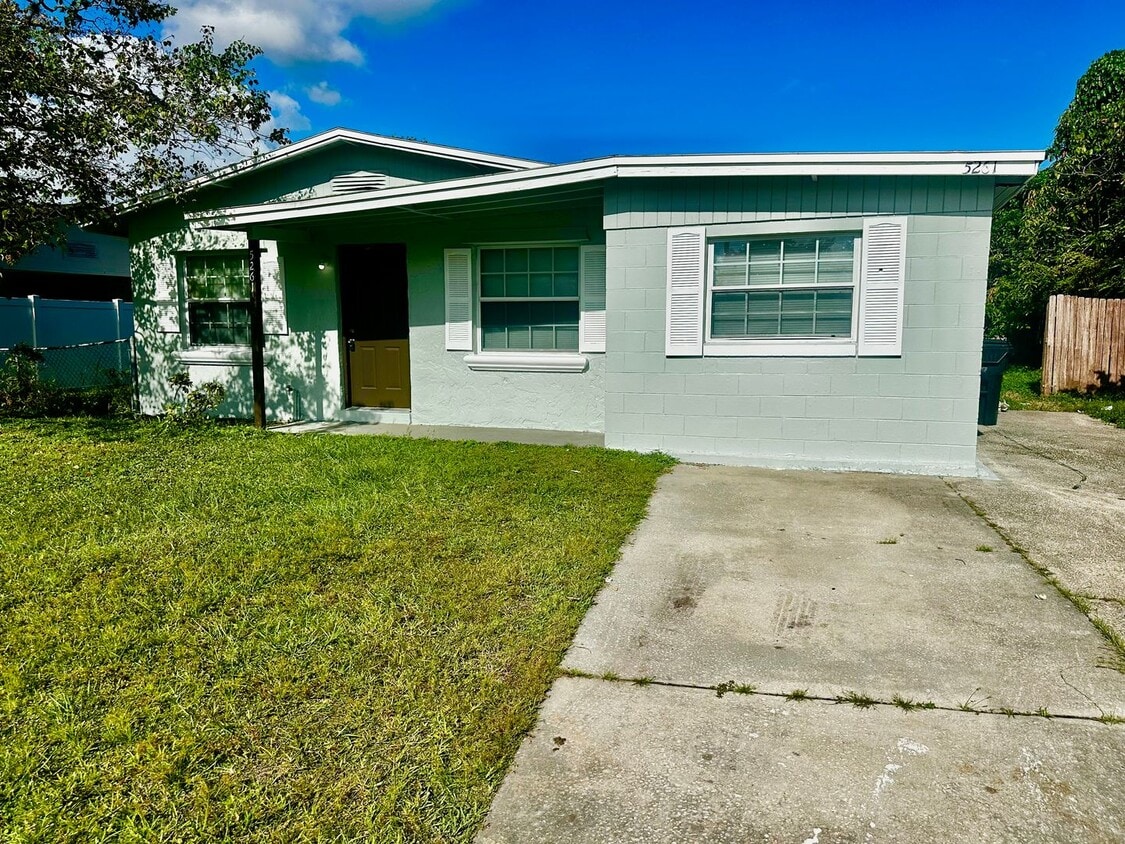 Foto principal - Move-In Ready 4-Bedroom Home with Great Ba...