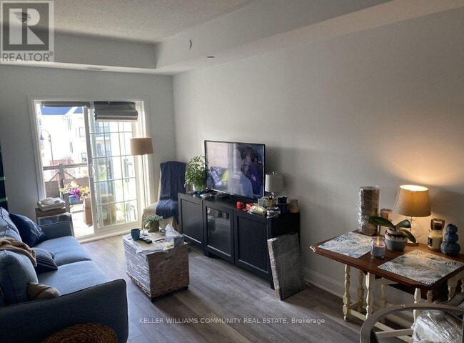 Photo du bâtiment - 50-350 Lakebreeze Dr