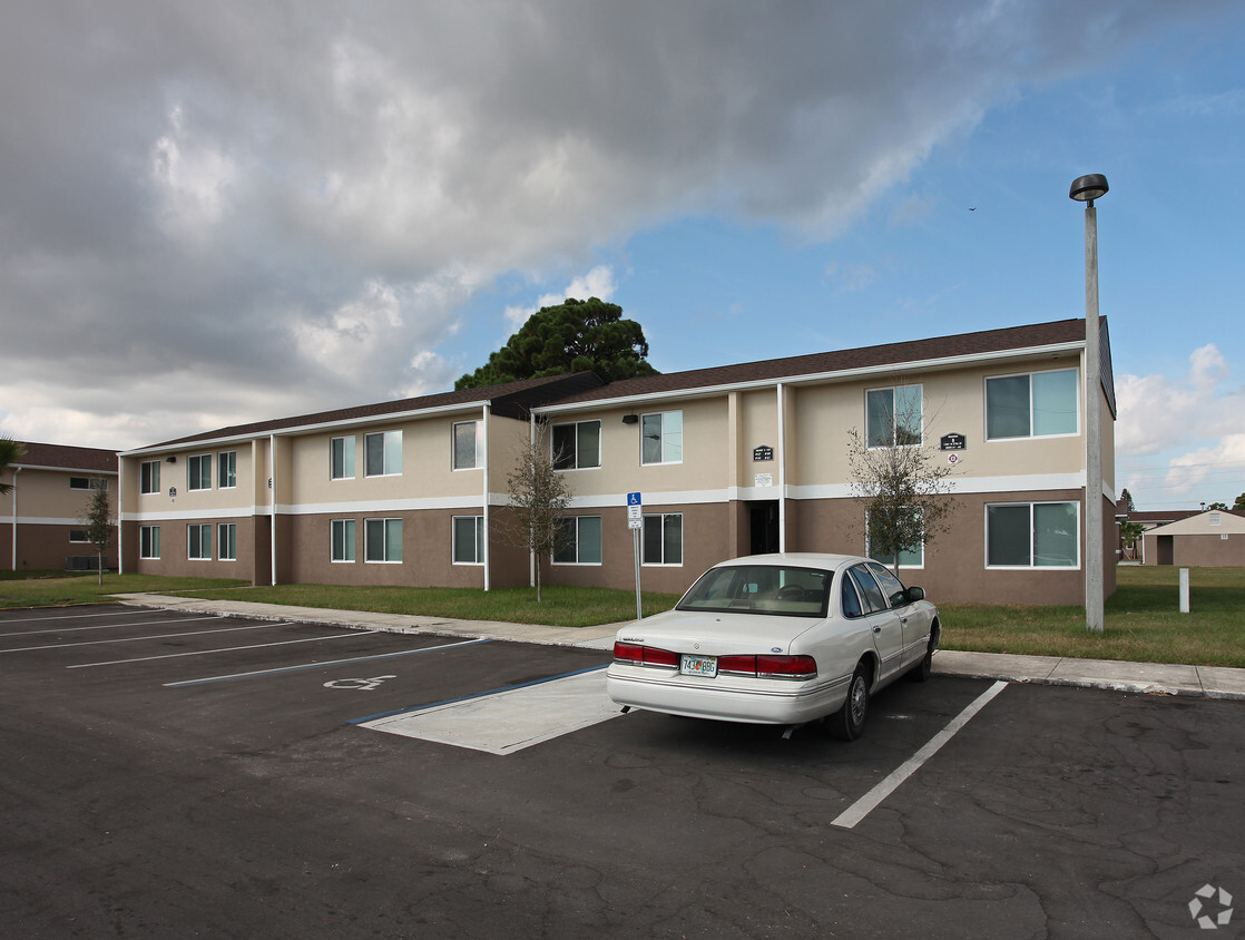 Foto del edificio - Pine Creek Village Apartments