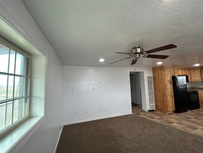 Building Photo - 2 Bedroom 1 Bathroom Apartment Salem Utah!