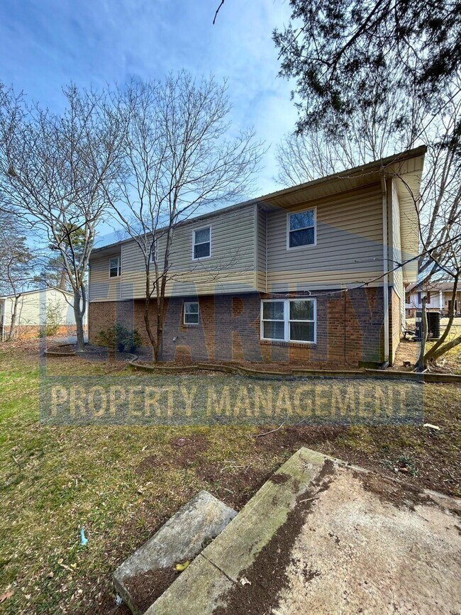 Foto del edificio - 913 Whisperwood Trail NE