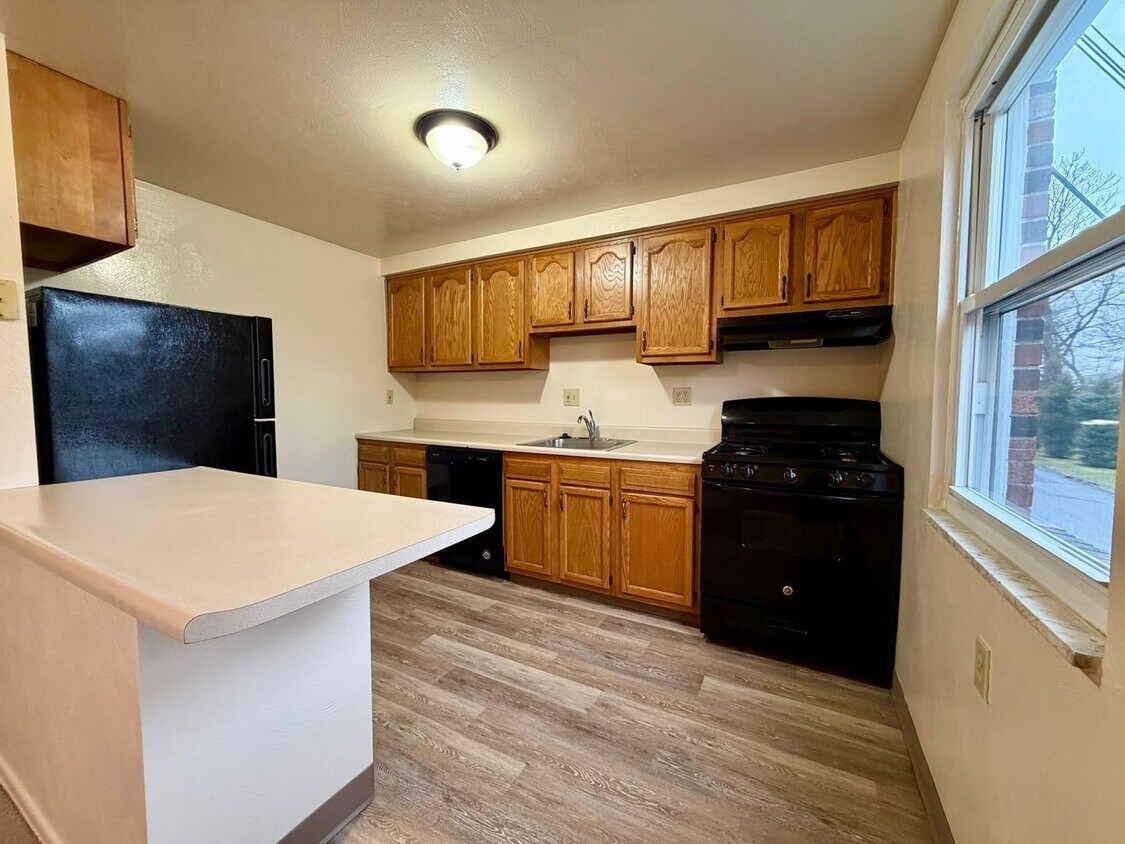 Gorgeous 2BR Townhouse in Plum! Washer & Dryer Included, Central A/C & More! Call Today! - Lovely 2BR Townhome at Regency Place! Spacious Rooms -Attached Garage & Yard! Tour Today!