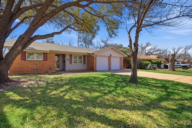 Building Photo - 3717 Brook Hollow Dr