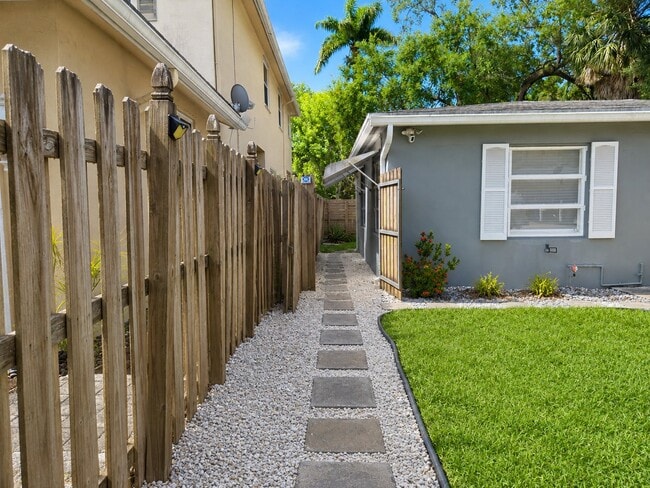 Building Photo - 854 SW 11th Ct