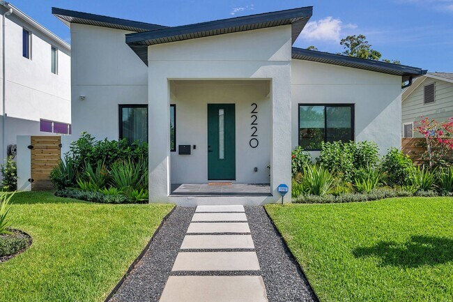 Foto del edificio - Luxury Living in Grand Central District: Exquisite Furnished Home with Pool