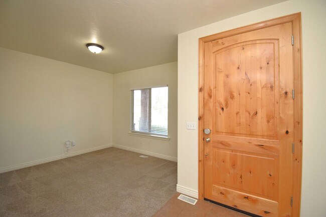 Foto del edificio - Beautiful 6 Bedroom Home in Riverton!