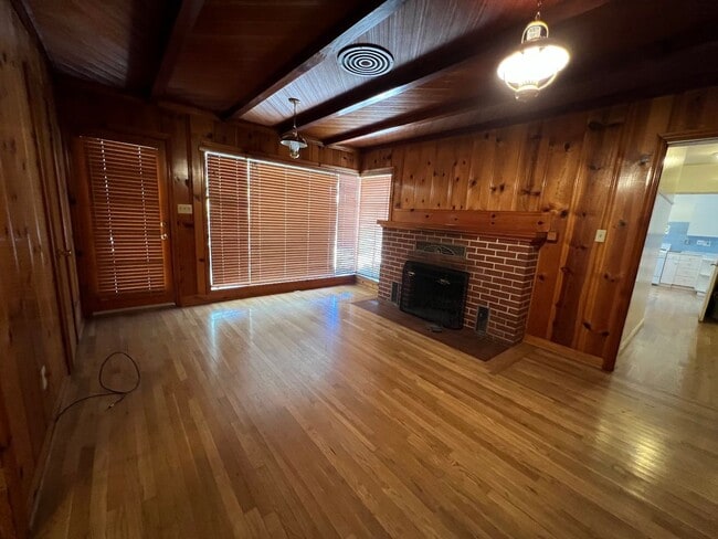 Building Photo - Charming home