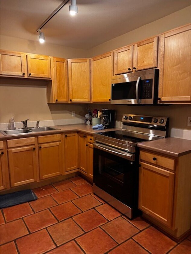 Building Photo - Winter Lease- VIEWS GALORE!- Furnished Pro...