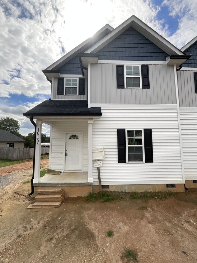 Primary Photo - 1015 W C St