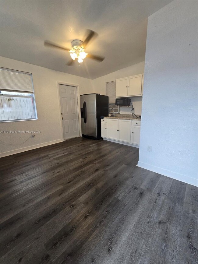 Foto del edificio - 3252 NW 102nd St
