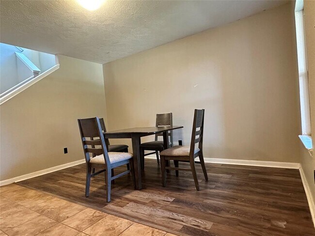 Building Photo - 527 Remington Heights Dr