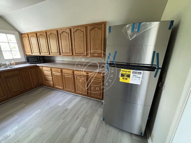 Foto del edificio - 1/2 off deposit with approved application! Bright & Updated 2-Bedroom Upper | Private Entry | Wat...