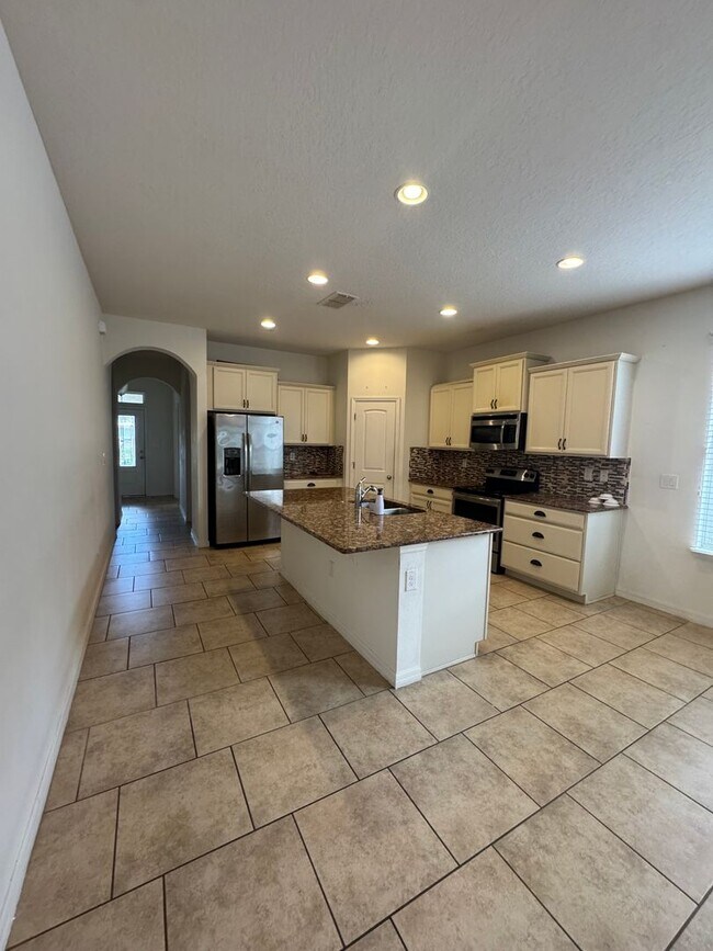 Building Photo - SPACIOUS 4BR/2BA IN THE SAINT CLOUD AREA