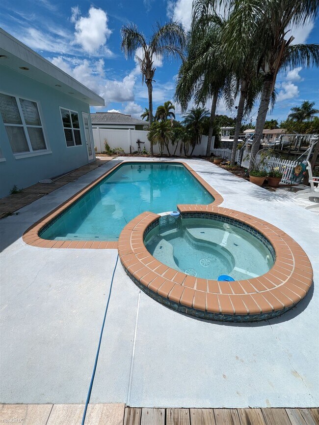 Foto del edificio - 4 br, 2 bath House - 2244 Lagoon Drive Room B