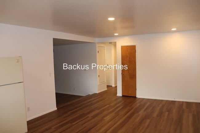 Building Photo - 738 Carmelita Dr