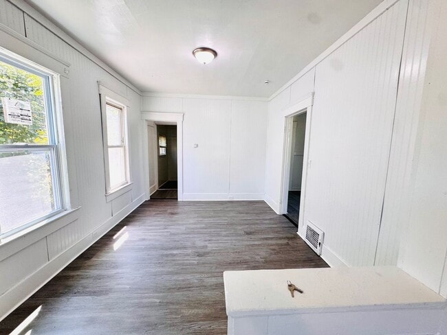 Building Photo - 924 Ansel Rd
