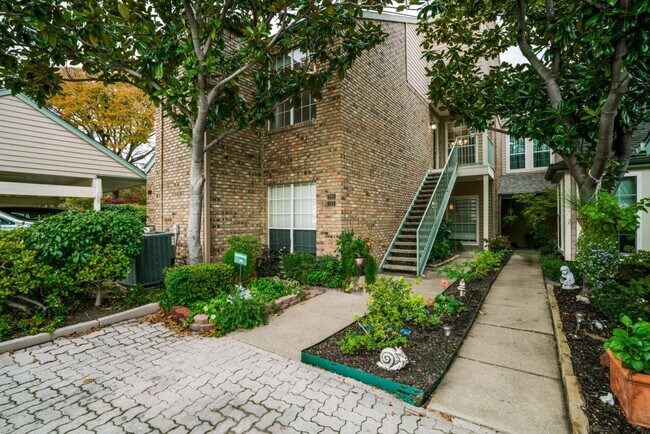 Entry / 2nd & 3rd Level Condo - 5565 Preston Oaks Rd