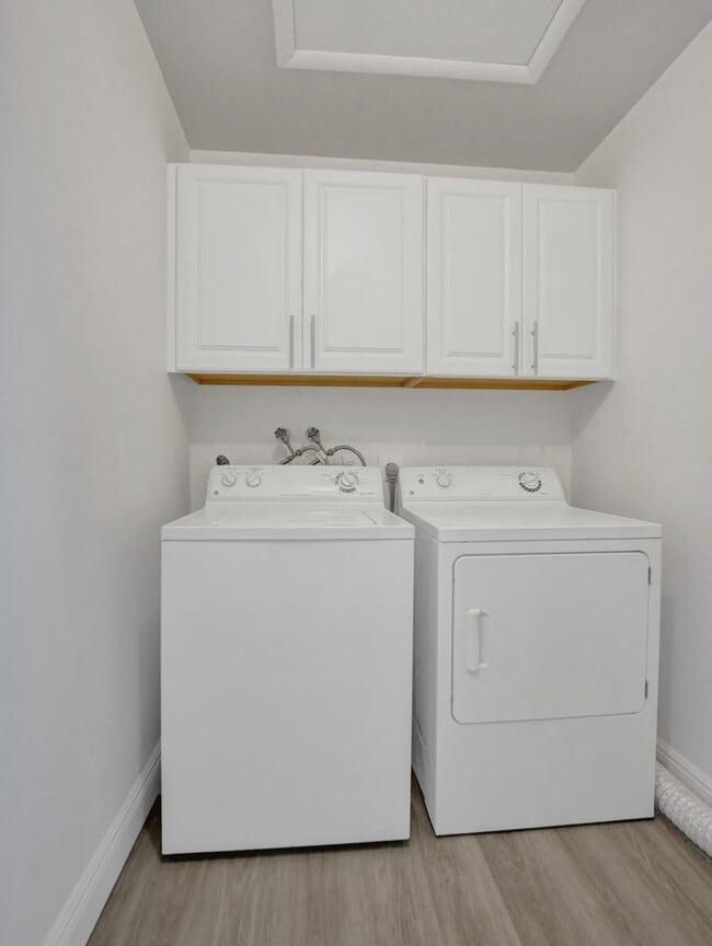 Building Photo - 710 Burgundy L
