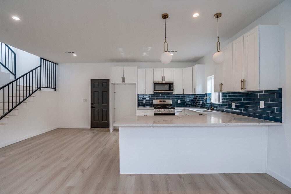 Foto principal - 7802 Owensmouth Ave