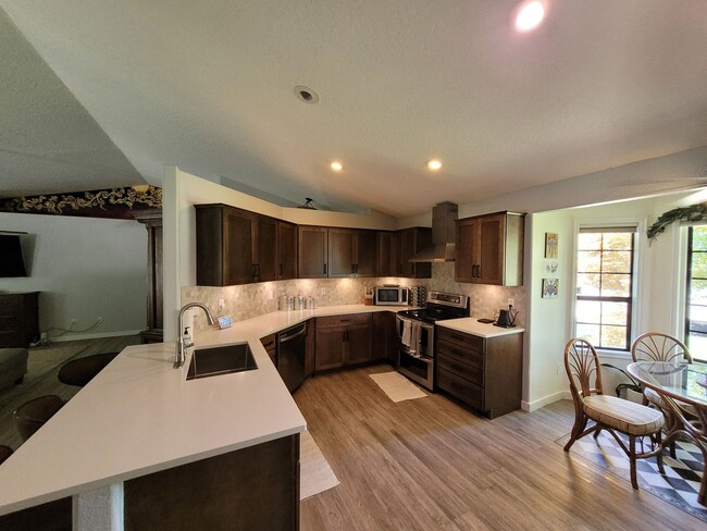 Foto del edificio - Stunning Home with Hot Tub with Detached O...