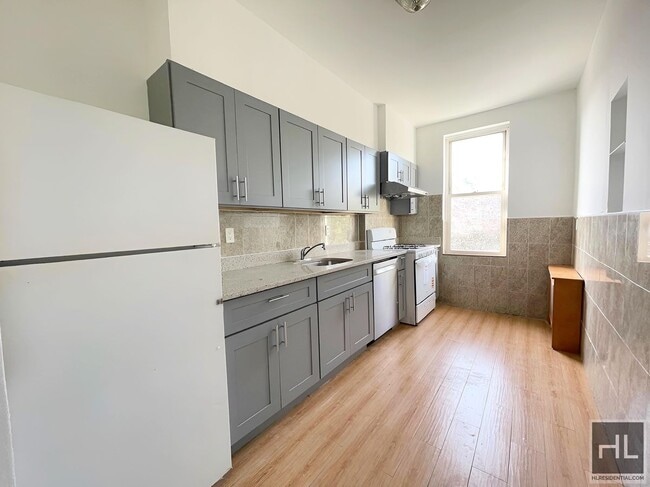 Building Photo - 3 AVENUE