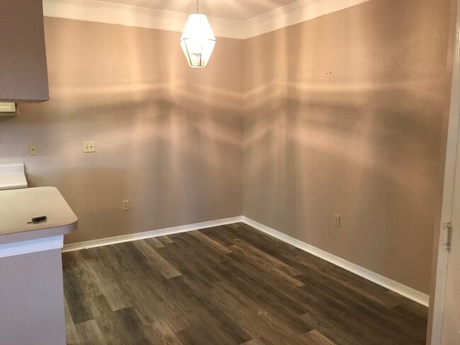Building Photo - ** 1 bed/1 bath Condo in Royal Greens at G...