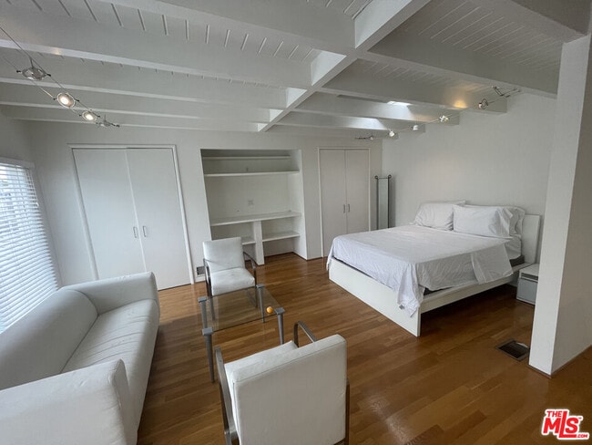 Building Photo - 516 N San Vicente Blvd