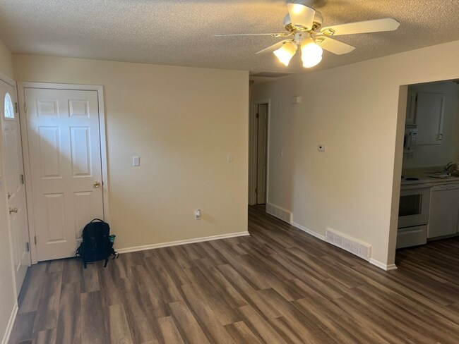 Building Photo - Spacious and Charming Lakewood Home with HUGE yard!